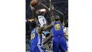 Pebasket Memphis Grizzlies Tony Allen (9) mencoba memasukan bola dibayangi pebasket Golden State Warriors Draymond Green (kanan) di FedExForum, Memphis,Kamis (12/11/2015).. Golden State kalahkan Memphis 100-84. (Reuters/Nelson Chenault-USA TODAY Sports)