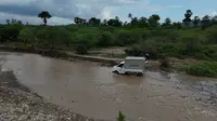 Seberangi Sungai, Petugas SPPG di Pedalaman NTT Bertaruh Nyawa Antar MBG: Harap Jembatan Dibangun