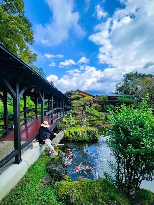 Baru-baru ini, ia dan sang suami Reino Barack tengah menikmati liburan di pulau terbesar ketiga di Jepang, Kyushu.  [@princessyahrini]