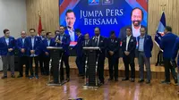 Ketua Umum Partai Demokrat Agus Harimurti Yudhoyono (AHY) menggelar jumpa pers bersama Ketua Umum Partai Nasdem Surya Paloh usai menggelar pertemuan, Rabu (22/2/2023). (Liputan6.com/ Delvira Hutabarat)
