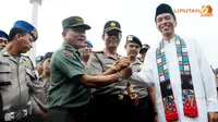 Usai menggelar Apel, Kapolri, Jokowi, dan Panglima TNI Jenderal Moeldoko melakukan salam komando (Liputan6.com/Herman Zakharia)