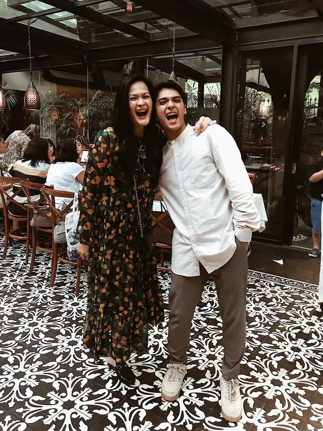 Potret 7 Artis Wanita dengan Putranya, Bak Kakak Adik