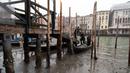 <p>Penumpang turun dari gondola yang berlabuh di sepanjang kanal saat air surut di Venesia, Italia, 21 Februari 2023. Beberapa kanal sekunder Venesia praktis mengering akhir-akhir ini akibat gelombang surut terkait dengan sistem cuaca bertekanan tinggi yang berkepanjangan. (AP Photo/Luigi Costantini)</p>