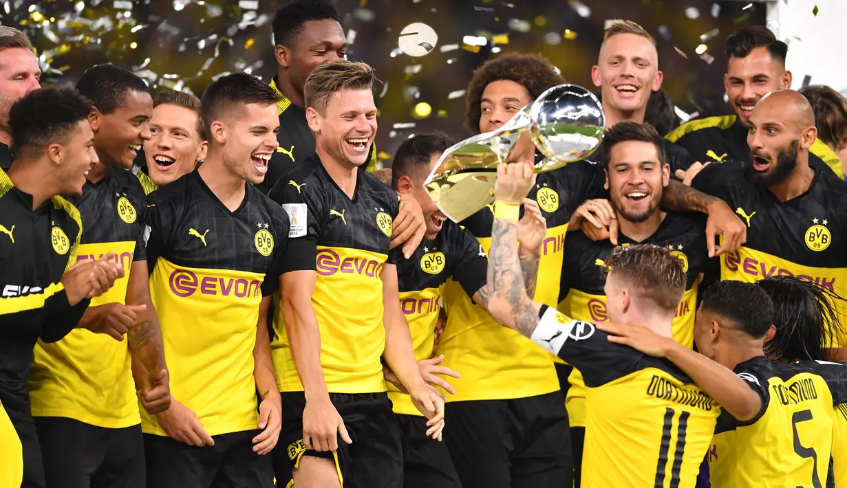 Para pemain Dortmund merayakan gelar juara Piala Super DFL setelah mengalahkan Bayern Munchen di Stadion Signal Iduna, Dortmund, Sabtu (3/8). Dortmund menang 2-0 atas Munchen. (AFP/Ina Fassbender)