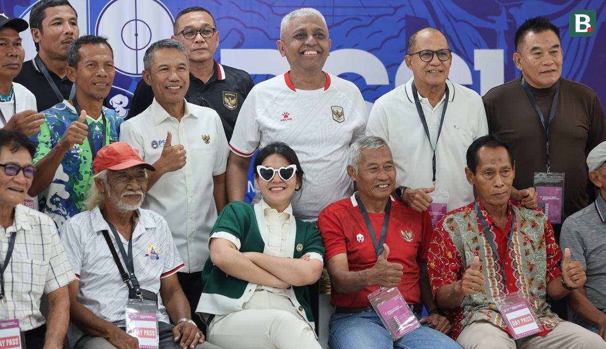 Para pengurus PSSI berfoto bersama dengan sejumlah mantan pemain dalam perayaan ulang tahun PSSI yang ke-69 di Stadion Gelora Delta, Sidoarjo, Jawa Timur, Minggu (19/04/2026). (Bola.com/M Iqbal Ichsan)