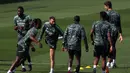 Pemain Real Madrid Karim Benzema (ketiga kiri) bersama rekan setimnya menjalani sesi latihan di kompleks latihan Ciudad Real Madrid, Valdebebas, Madrid, Spanyol, 14 Maret 2023. Real Madrid akan menghadapi Liverpool pada pertandingan sepak bola leg kedua babak 16 besar Liga Champions. (PIERRE-PHILIPPE MARCOU/AFP)