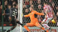 Gelandang Liverpool, Jordon Ibe (kiri), mencetak gol ke gawang Stoke City pada leg pertama semifinal Piala Liga Inggris, di Britannia Stadium, Stoke, Rabu (6/1/2016) dini hari WIB. (AFP/Oli Scarff)