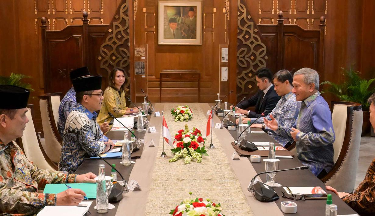 Sugiono menambahkan kedua negara sepakat untuk menjaga stabilitas ekonomi dan kawasan melalui kerja sama yang erat dan berkelanjutan. Tampak dalam foto, Menteri Luar Negeri Indonesia Sugiono (kedua dari kiri) dan Menteri Luar Negeri Singapura Vivian Balakrishnan (kedua dari kanan) berbicara saat pertemuan mereka di Gedung Kementerian Luar Negeri, Jakarta pada Selasa 12 Mei 2026. (BAY ISMOYO/AFP)