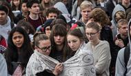 Sejumlah siswa menyelimuti diri mereka saat melakukan aksi protes di Bella Vista High School di Fair Oaks, California (14/3). Mereka memprotes ketidakmampuan Kongres memerangi aksi kekerasan senjata api. (Renee C. Byer / The Sacramento Bee via AP)