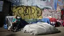 Orang tidur di tenda-tenda di Skid Row, pusat kota Los Angeles, California, AS, Kamis (1/10/2015). Kota Los Angeles menetapkan status darurat terkait makin rumitnya persoalan kaum tunawisma di sana. (REUTERS/Lucy Nicholson)