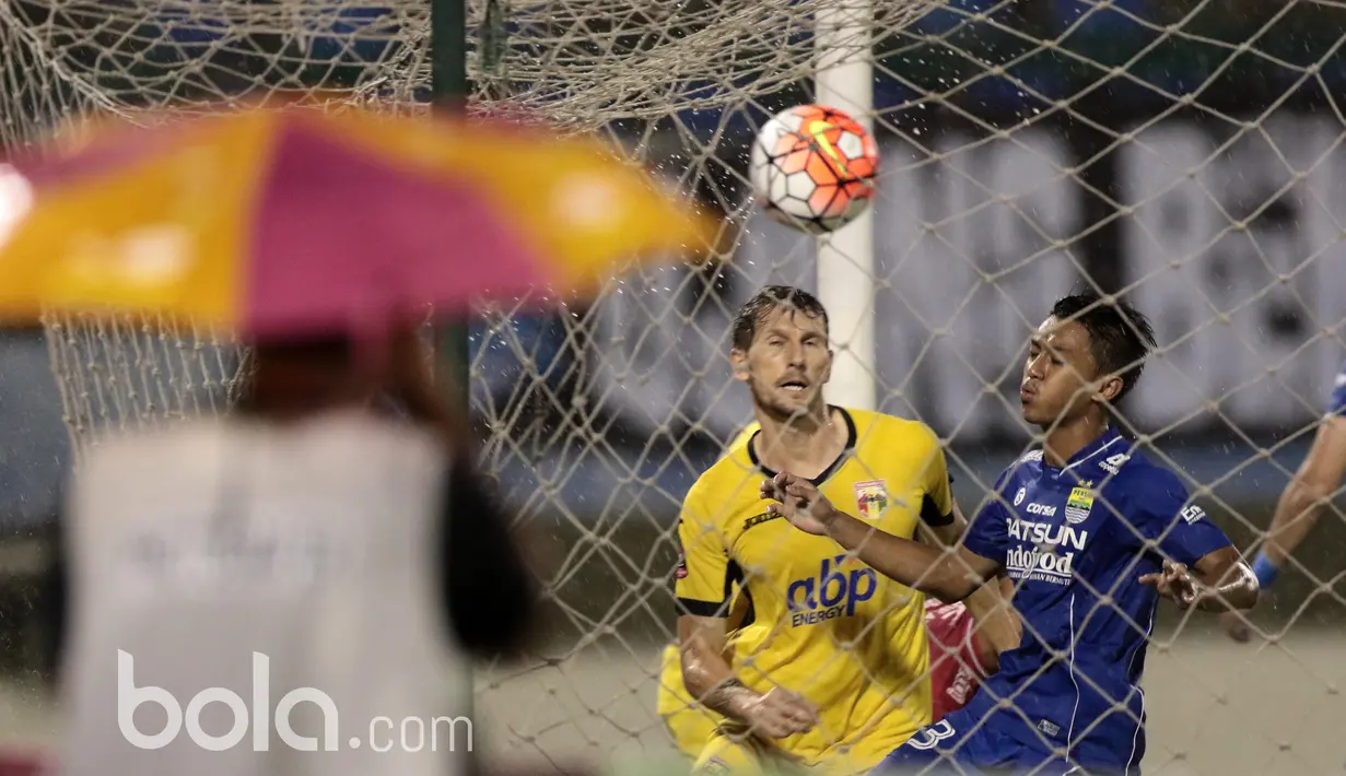 Mitra Kukar mencetak gol balasan saat melawan Persib Bandung pada babak delapan besar Piala Presiden 2017 di Stadion Manahan, Solo. Jumat (25/2/2017). (Bola.com/Nicklas Hanoatubun)