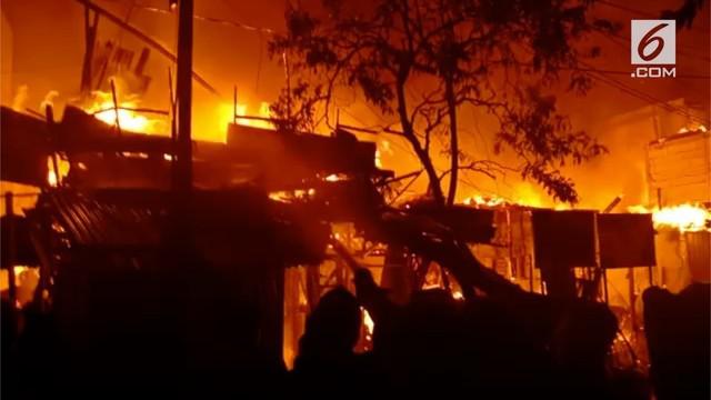 Kebakaran menimpa kawasan padat penduduk di Gang Dara, Krukut, Jakarta Barat. Sepuluh mobil pemadam dikerahkan untuk padamkan api.