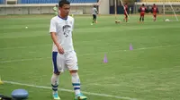 Gelandang Persib Bandung Dedi Kusnandar menikmati program latihan fisik yang diberikan pelatih Robert Alberts. (Liputan6.com/Huyogo Simbolon)