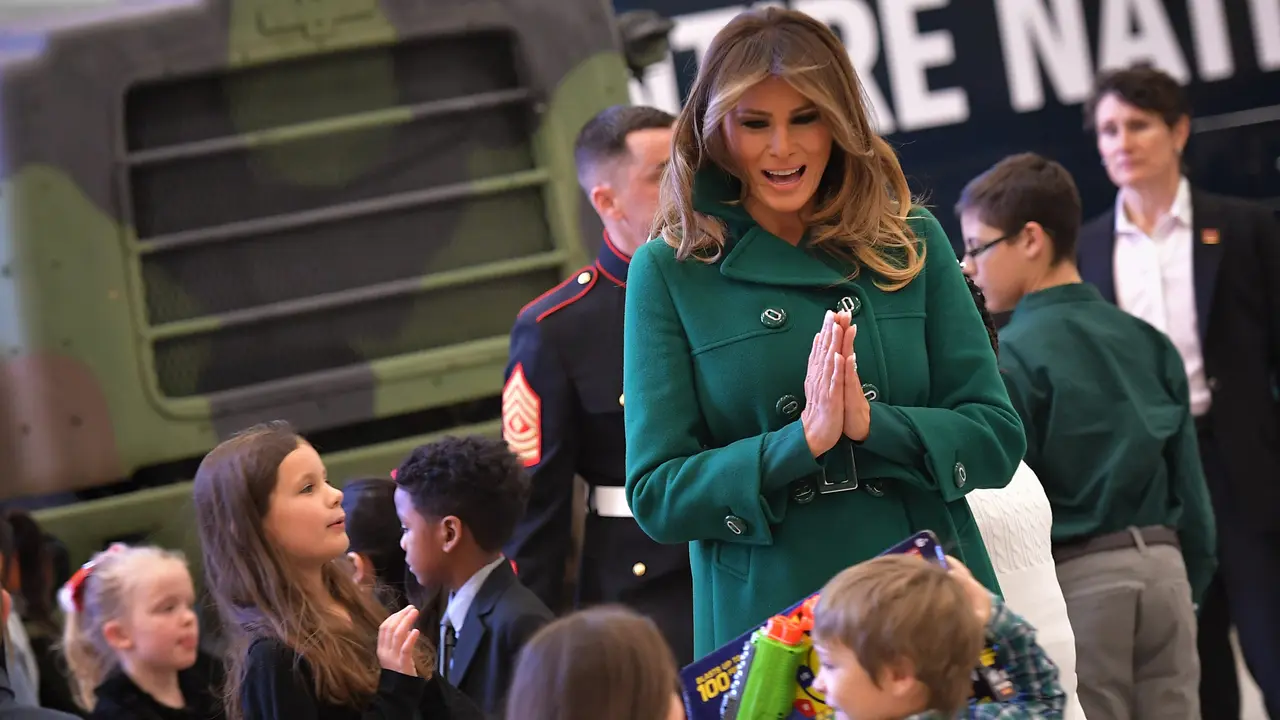 Sambut Natal, Begini Gaya Melania Trump Saat Bermain dengan Anak-Anak di Toys For Tots
