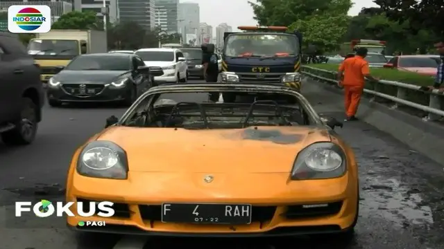 Kebakaran mobil diduga akibat kerusakan mesin di bagian belakang mobil.