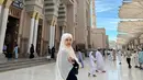 Aaliyah Massaid juga diketahui sedang menjalankan ibadah Umroh saat ini. Momen pertamanya menginjakkan kaki di Tanah Suci, terlihat Aaliyah juga menghadirkan penampilan santun tertutup. Ia mengeanakn abaya hitam dengan syal panjang berwarna putih polos yang dijadikan sebagai hijab. [Foto: Instagram/aaliyah.massaid]