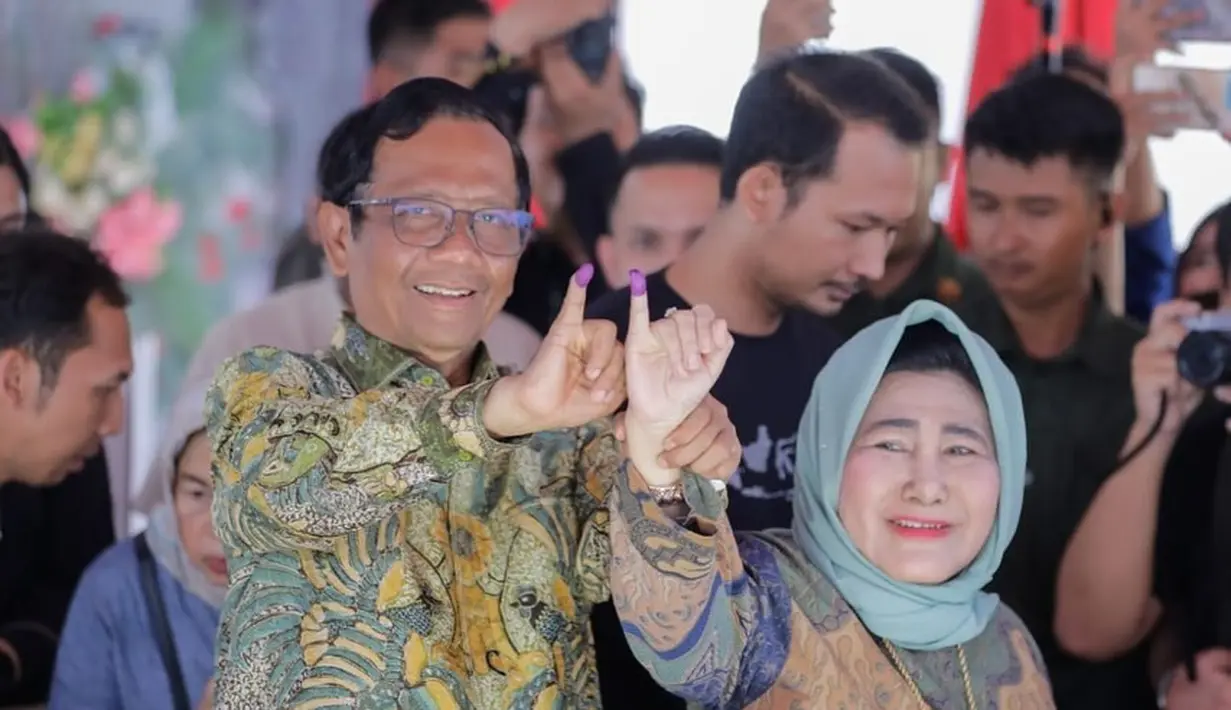 Cawapres nomor urut 3, Mahfud MD menunaikan hak pilihnya di TPS 106, Dukung Sambilegi Lor, Kelurahan Maguwoharjo, Sleman, DIY. Ia tiba di TPS mengenakan kemeja panjang motif batik. Terlihat juga sang istri, Zaizatun Nihayati yang juga mengenakan tunik motif batik senada dengan Mahfud. [@mohmahfudmd]