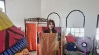 Owner Lurik Rahmad, Lissa Ratna Dewi Wijayanti memperlihatkan Kain Lurik Ganjar, kain yang diproses secara tradisional dengan motif khusus itu laris manis di pasar domestik hingga ke luar negeri.