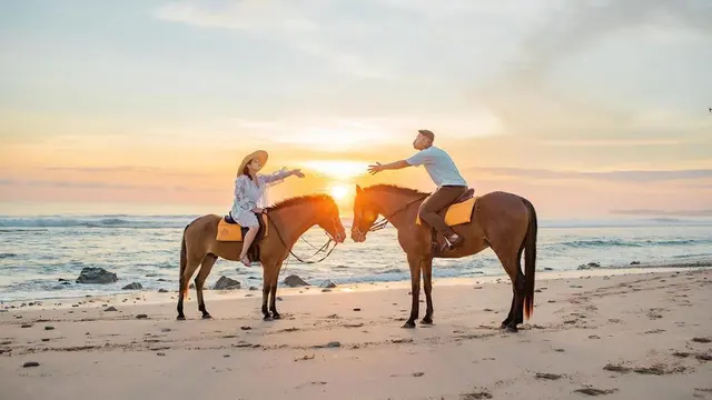 Gaya 10 Selebriti saat Liburan di Sumba, Dari Berkuda Hingga Melamar