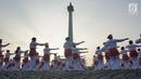 Peserta menari Poco-Poco memecahkan rekor Guinness World Records di Lapangan Monas, Jakarta, Minggu (5/8). Menari Poco-Poco dengan peserta terbanyak di dunia ini berlangsung dari Monas, Jalan MH Thamrin hingga Sudirman. (Merdeka.com/Iqbal S. Nugroho)