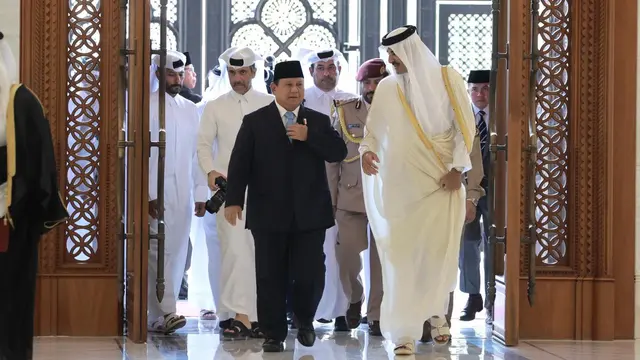 Presiden Prabowo Subianto melakukan kunjungan resmi ke Doha, Qatar, Minggu (13/4/2025). Kunjungan ini ditandai dengan pertemuan antara Prabowo dan Emir Qatar, Sheikh Tamim Bin Hamad Al-Thani, yang berlangsung di Istana Amiri Diwan, Doha.
