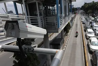 Kamera pengawas terpasang di area halte bus transjakarta di kawasan Buncit Raya, Jakarta, Selasa (14/1/2020). Lewat kamera CCTV tersebut, Kepolisian Lalu Lintas dapat mendeteksi aktivitas pengemudi yang melanggar aturan di ruas jalur bus Transjakarta. (Liputan6.com/Herman Zakharia)