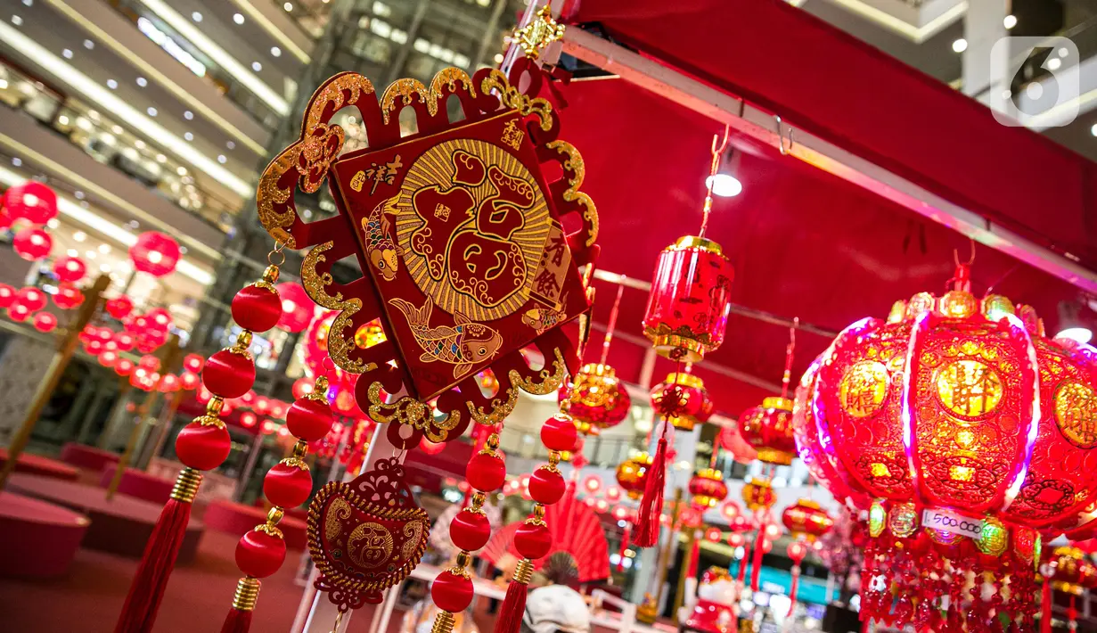 Berbagai hiasan berwarna merah hingga lampion menghiasi Mall Taman Anggrek, Jakarta, Kamis (28/1/2021). Hiasan tersebut dalam rangka memeriahkan perayaan Tahun Baru Imlek 2572 atau Tahun Kerbau Logam. (Liputan6.com/Faizal Fanani)