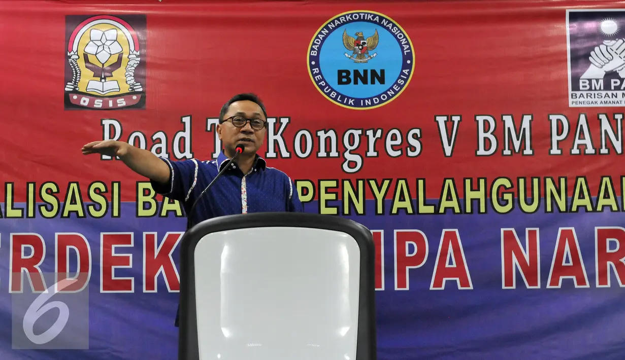 Ketua MPR Zulkifli Hasan memberikan sambutan saat sosialisasi bahaya penyalahgunaan narkoba di SMAN 68, Jakarta, Jumat (19/8). Zulkifli mengimbau para siswa agar menjauhi narkoba. (Liputan6.com/Johan Tallo) 