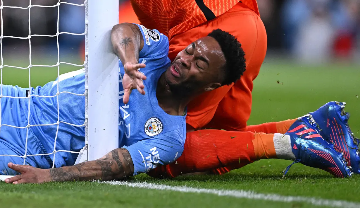 Raheem Sterling dan Phil Foden beberapa kali mendapatkan peluang. Namun, skor kacamata tetap bertahan hingga waktu turun minum. (AFP/Paul Ellis)