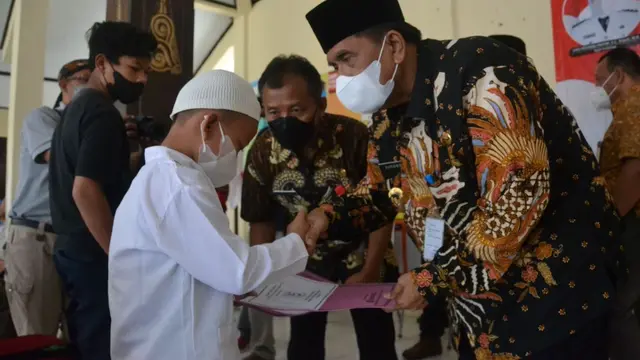 Penyerahan bantuan ODKB dari Pemkab Purbalingga. (Foto: Liputan6.com/Humas Pemkab Purbalingga)