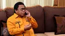  Oesman Sapta Odang jelang memberikan keterangan pers di kediamannya, Jakarta, Kamis (22/12). Oesman terpilih menjadi Ketua Umum Partai Hanura berdasarkan keputusan Musyawarah Nasional Luar Biasa (Munaslub) Hanura. (Liputan6.com/Johan Tallo)