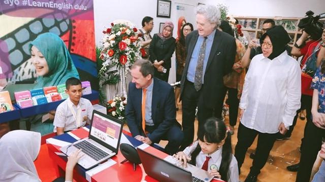 6 Potret Tri Rismaharini Resmikan English Corner di Perpustakaan Umum Kota Surabaya