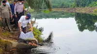 Penaburan bibit puluhan ribu ikan di desa wisata Kampung Sawit Permai, Kabupaten Siak dengan bantuan PTPN V. (Liputan6.com/M Syukur)