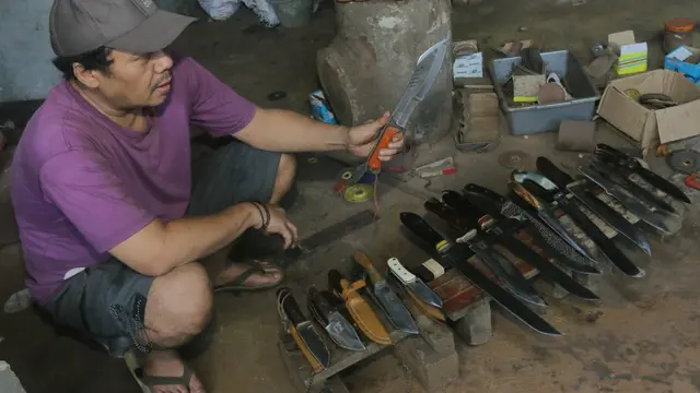 Pisau buatan Friyani yang diberi label AFW Knife kini sanggup menusuk dan menembus pasar internasional. (Liputan6.com/Achmad Sudarno)