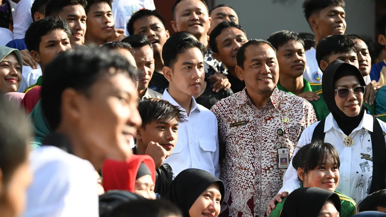 Wapres Gibran Rakabuming selaku Ketua Tim Pusat Koordinasi Desain Besar Olahraga Nasional meninjau SMAN Olahraga Jawa Timur.
