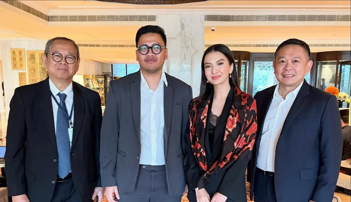 Raline Shah kenakan tanktop lace dengan casual blazer dan celana panjang. Ia kenakan scarf sutra bermotif oranye sebagai aksen tambahan dan tas mini berwarna hitam [@ralineshah]