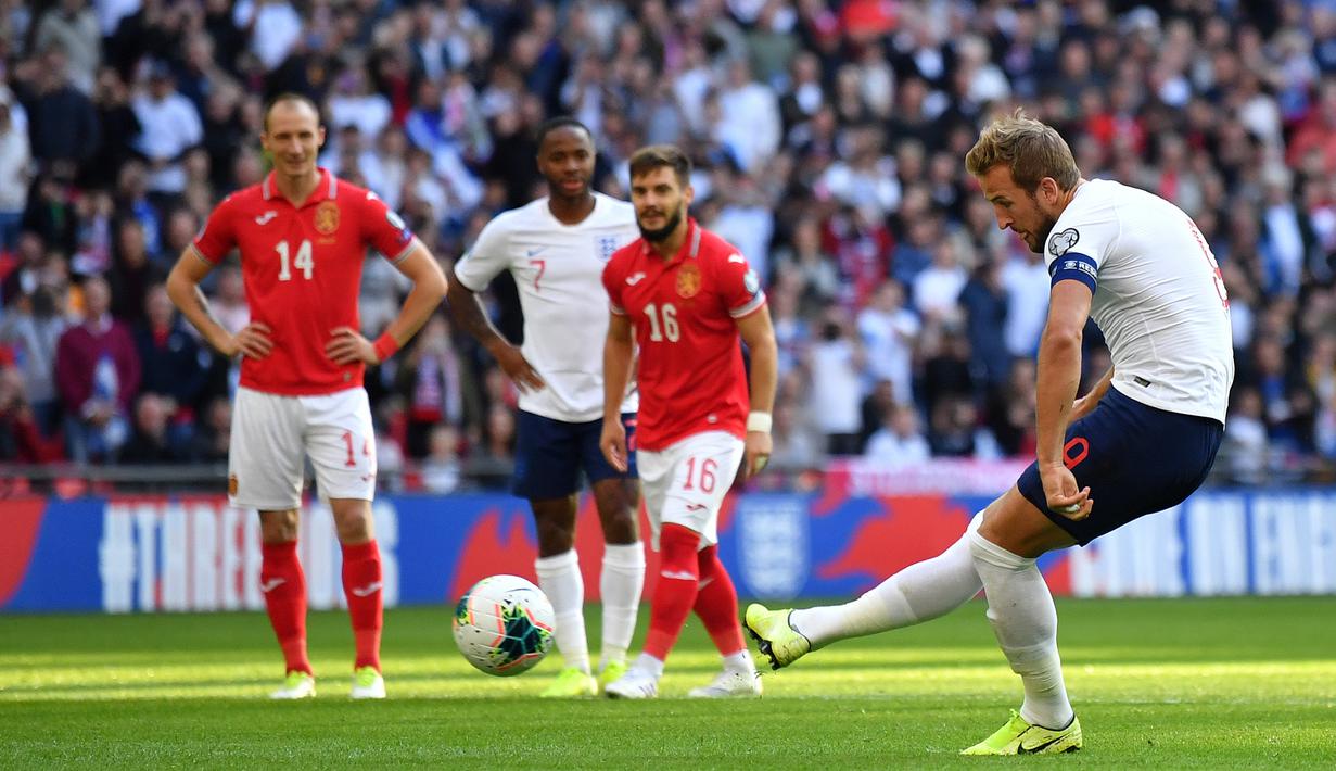Striker Inggris, Harry Kane, mencetak gol melalui penalti saat melawan Bulgaria pada laga Kualifikasi Piala Eropa 2020 di Stadion Wembley, London, Sabtu (7/9). Inggris menang 4-0 atas Bulgaria. (AFP/Ben Stansall)
