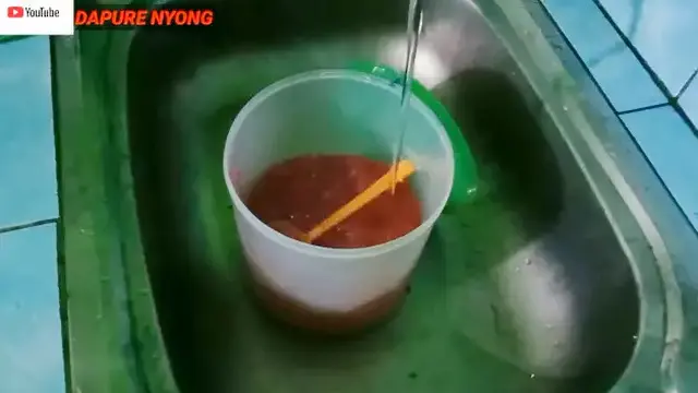 Mencuci Sagu Mutiara yang Sudah Matang Dengan Air Mengalir