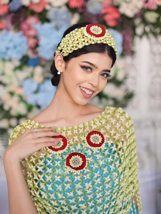 Ia memilih nuansa makeup nude dengan detail winged eyeliner yang mempertegas area matanya. [Foto: Instagram/jharnabhagwani]