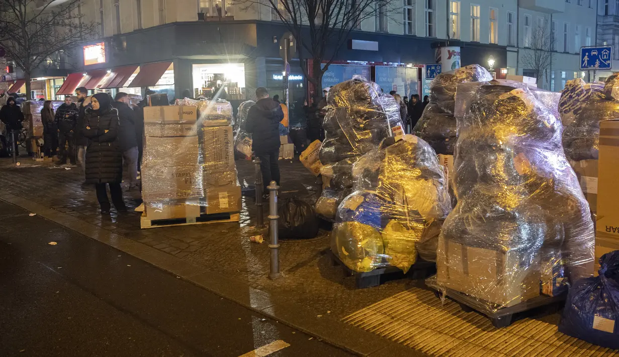 Pasokan bantuan untuk korban gempa bumi di Turki dan Suriah dimuat ke dalam truk di Turmstrasse di Moabit, di Berlin, Jerman, Senin, 6 Februari 2023. Puluhan ribu orang yang kehilangan tempat tinggal di Turki dan Suriah menghadapi malam yang dingin. (Paul Zinken/dpa via AP)