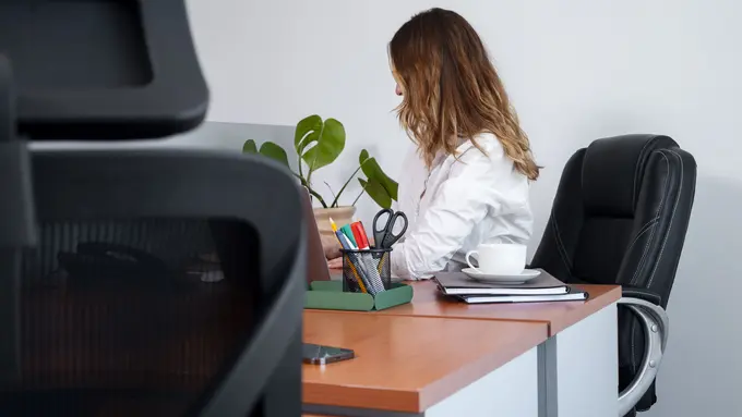 Terlalu Lama Duduk? Waspada, 5 Penyakit Ini Bisa Mengintaimu [Dok/freepik.com]