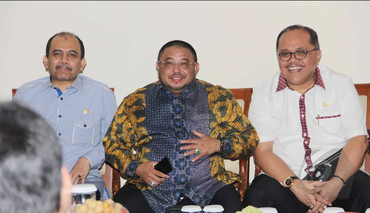 Sejumlah anggota Komisi III DPR RI mengunjungi rumah Wakapolri Badrodin Haiti jelang fit dan propertes calon Kapolri di kawasan Jagakarsa, Jakarta, Rabu (15/4/2015). (Liputan6.com/Helmi Afandi)