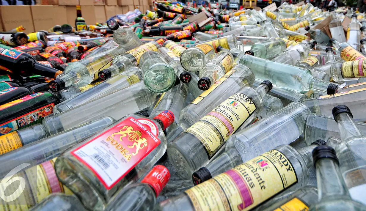 Ribuan botol minuman keras (miras) saat dimusnahkan di halaman Polres Jakarta Selatan, Rabu (10/6/2015). Pemusnahan 8.000 botol miras untuk menekan peredaran miras khususnya menjelang bulan Ramadan. (Liputan6.com/Yoppy Renato)