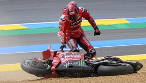 Pecco Bagnaia saat alami crash pada Main Race MotoGP Prancis di Sirkuit Le Mans. (Loic VENANCE / AFP)