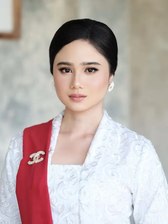 Potret Kebaya Merah Putih Tissa Biani