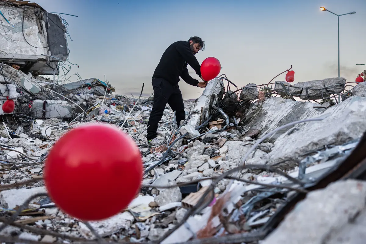 Balon Merah Warnai Reruntuhan Bangunan Gempa Turki