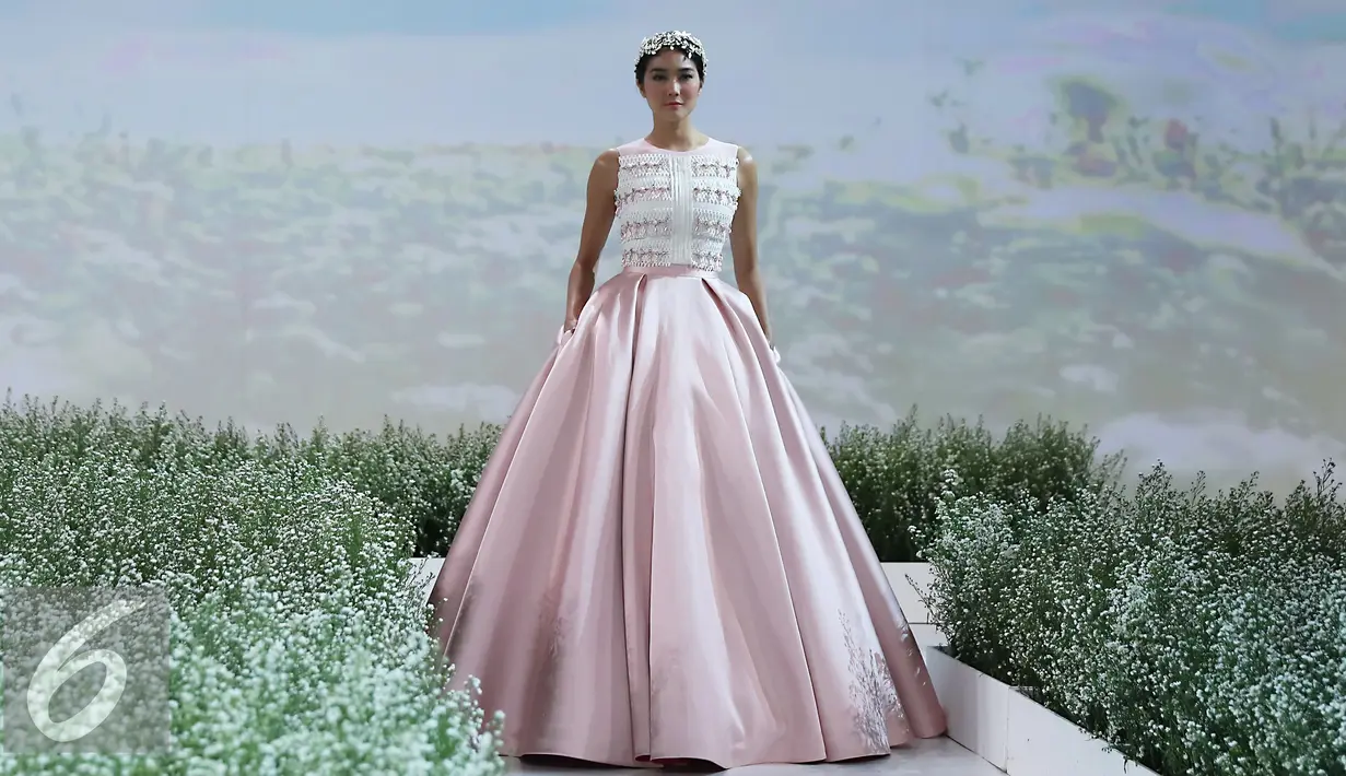 Model Dominique Diyose membawakan busana rancangan Hian Tje dalam IPMI Trend show 2016, Di Senayan City, Jakarta, Selasa  (1/12). Perancang Hian Tje  menghadirkan busana-busana feminin dan cantik berwarna pink. (Liputan6.com/Herman Zakharia)