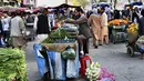 Dalam gambar yang diambil pada 5 April 2022, seorang pedagang sayur menunggu pelanggan di pasar selama bulan suci Ramadhan di Kabul, Afghanistan. (Sahel ARMAN / AFP)