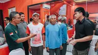 Kaesang Apresiasi Aksi Heroik Dua Lansia yang Hentikan Kereta Api dengan Kaos PSI