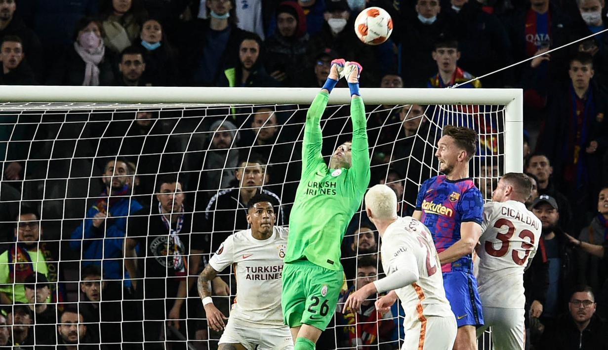 Barcelona mendominasi jalannya pertandingan dengan penguasaan bola  mencapai 68 persen, Namun, kokohnya lini belakang Galatasaray membuat mereka gagal mencetak satu gol pun pada laga ini. (AFP/Josep Lago)